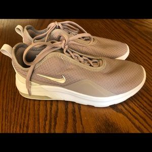Nike Air Max Motion 2